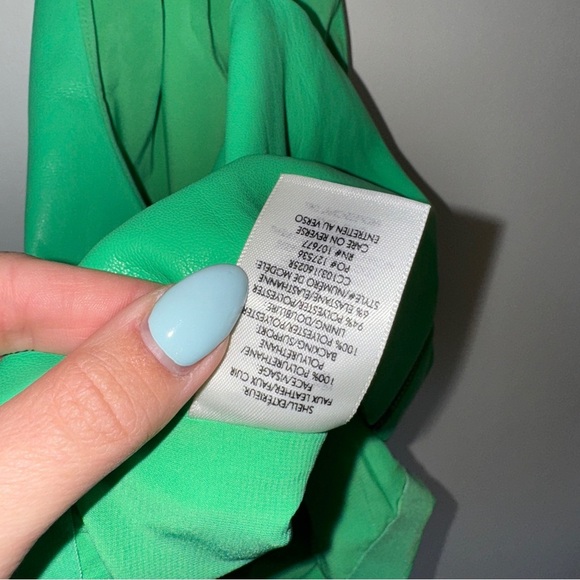 Alice + Olivia Zumi Vegan Leather Halter Cropped Garden
Green Top Large - Picture 7 of 9